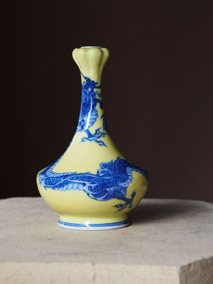 黄釉青華龍文花瓶