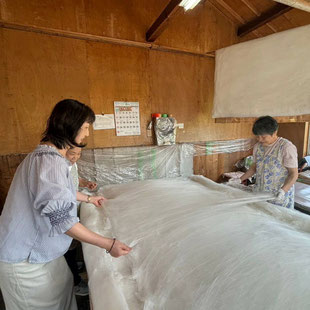 真綿の手挽き体験