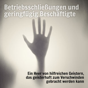 Der Schatten einer Hand hinter einem Vorhang