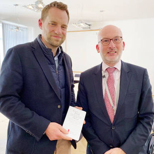 Autor Ralph Janik mit Gesandtem Gerhard Eisl, GBHP