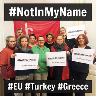 Unabhängige Gewerkschafterinnen halten Schilder mit dem Text: #NotInMyName #EU #Turkey #Greece