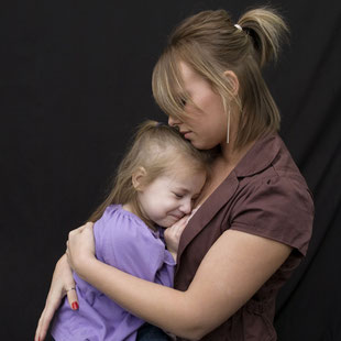 Mutter hält weinendes Kind im Arm