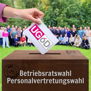 UGÖD-Gruppenfoto im Grünen. Im Vordergrund eine Hand, die ein Kuvert in eine Wahlurne wirft.
