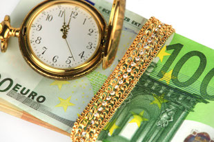 Goldschmuck und Geldscheine