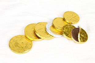 Einige Schokotaler, die wie Goldmünzen aussehen.