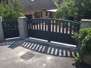 Thermolaqué avec un choix important de couleurs, les portails en aluminium ne nécessitent aucun entretien et peuvent être motorisés