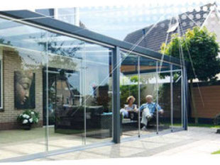 serre de jardin d'hiver est une pergola fermée par des panneaux de verre Securit qui coulissent sur une armature aluminium très discrète