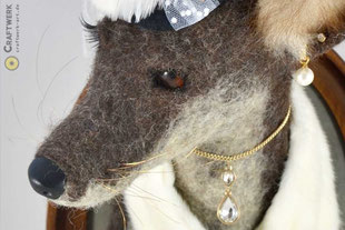 Gefilzter dunkelbraun-weißer Fuchskopf mit schmuckvoller Halskette