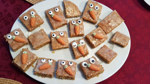 Rübli-Schnitten mit lustigen Gesichtern für den Kindergeburtstag