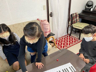グループレッスン　小学4年生女子3人の様子｜大田区東雪谷羽金ピアノ教室