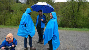 Das sind wir im Regen von St. Gallenkirch. Drei Schlümpfe.