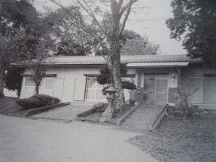 ②旧公民館（拝殿）