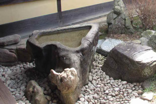 掬月亭の蹲踞
