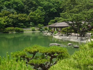 南湖北岸の山(渚山)から見た掬月亭
