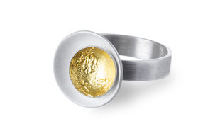 Aurea Ring aus weißlich schimmerndem Silber und sattgelb strahlendem Blattgold .Sie sind durch ihre dezente Größe der perfekte Begleiter im Alltag,  diskret verleihen sie Ihrer Erscheinung die besondere Note.