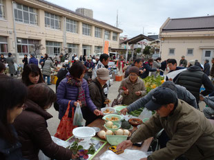 野菜や手作り品の買い物を楽しむ多くの住民