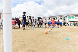 ふれあいまつりでサッカーのストラックアウトを楽しむ小学生