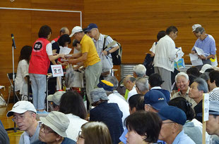 竹の台一斉避難訓練、体育館に住民が避難してきている様子