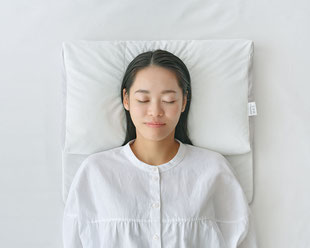 もっと首楽寝プレミアムで眠る女性の写真