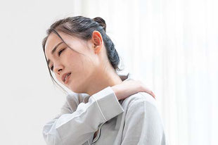 肩こりに悩む女性のイメージ