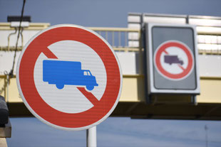 売り切り価格！　道路看板　大型車　大特車　進入禁止　ビッグサイズ 売り切り価格！ 道路看板 大型車 大特車 進入禁止 ビッグサイズ