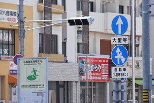 異形矢印標識(指定方向外進行禁止)。愛知県名古屋市熱田区名古屋高速六番北出口にある。