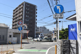 異形矢印標識(指定方向外進行禁止)。福岡県太宰府市坂本２丁目交差点北にある。