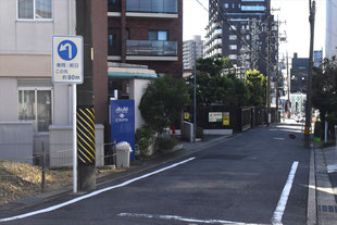 異形矢印標識(指定方向外進行禁止)。愛知県名古屋市天白区八事南交差点南にある。