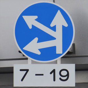異形矢印標識(指定方向外進行禁止)。福岡県福岡市博多区祇園町西交差点にある。