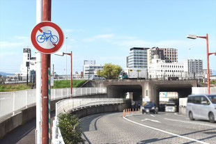 特定小型原動機自転車・自転車通行止めの標識。静岡県沼津市