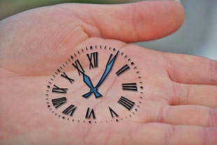 Hand mit Uhr