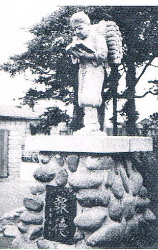昭和12年に校舎改修時に建てられた像