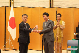 安倍首相、ピコ太郎さんと一緒の写真