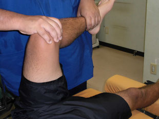 施術2. 左右の下肢の調整
