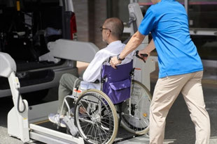 車いす乗降介助
