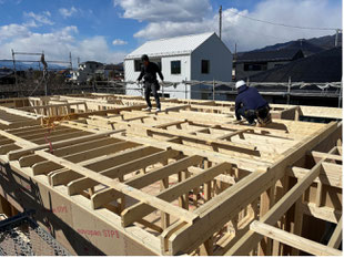 躯体建て方中、平屋ですが圧巻の大きさです