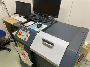 岐阜県関市の訂正シール印刷会社。バーコードや食品表示の安い訂正シール。短納期、即日。安い訂正シール。 席次表訂正シール印刷で短納期、即日、即納、安い。小ロット、大ロットで短納期、即日、即納で安い。訂正シール印刷、席次表、卒業アルバム、パンフレット、封筒。訂正シール印刷、パンフレット、封筒、席次表、訂正シールが安い。短納期、即日、即納で訂正シール印刷。訂正シール、即日、短納期、訂正シール印刷。岐阜、全国へ訂正シール印刷を即納、短納期、修正シールが安い。安い、透けない、訂正シール印刷。訂正シール、安い、チラシ
