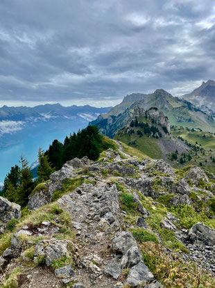 Da geht´s weiter - schmaler Weg auf einem Berggrad 