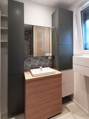 RENOVATION DE SALLE D'EAU : STYLE SCANDINAVE, BOIS CLAIR ET MEUBLES VERTS