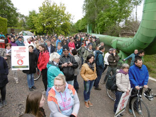 Gruppe von Demonstrationsteilnehmer im Bereich der Zweenfurther Straße