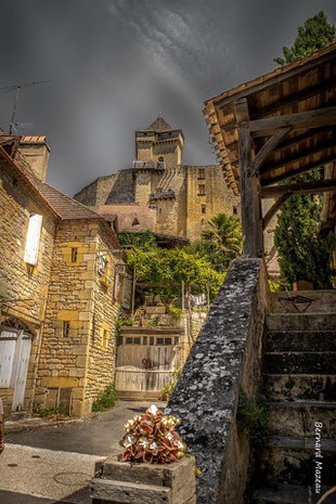 Magnifique village de Calstelnaud avec sa montée vers le château et ses maisons en pierre pittoresques.