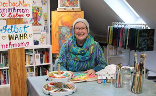 Künstlerin Andrea Christiane Spring in ihrem Atelier in Worpswede-Hüttenbusch