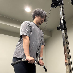 ストレートバー・トライセプスプッシュダウン