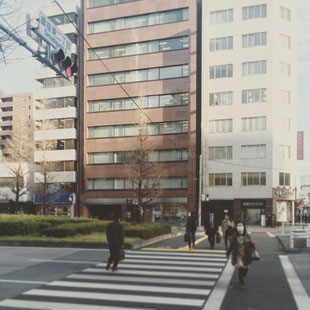 信号機のある交差点で横断歩道を渡って左折になります。