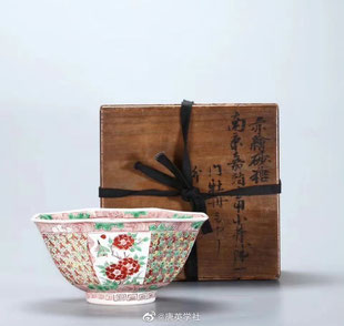 Fig. 23 Wucai Octagonal Bowl with Birds and Flowers in Reserve on a Brocade Ground, Collection of the Yanshan Art Museum © Tang Ying Society