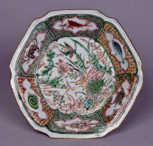 Fig. 22 Wucai Dish with Egret and Lotus within Floral Panels on a Brocade Ground © Kyoto National Museum