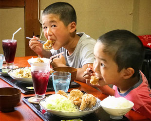 けいちゃん からあげ定食を食べる子供達