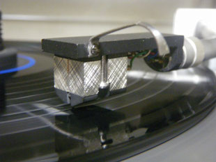DENONは、DL-103を中心に日本のFM放送を牽引したカートリッジの DENONは、DL-103を中心に日本のFM放送を牽引したカートリッジの