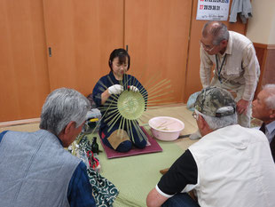 専門家に竹細工を教わる