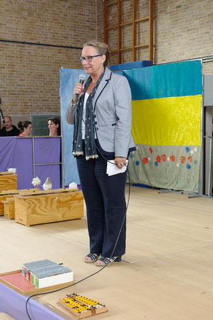 Endlich begrüßt Frau Arnold die Anwesenden.